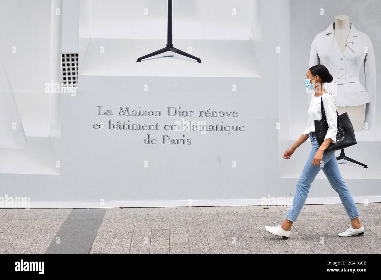 Una vista exterior de los nuevos HQs de Dior se están en los Elíseos el 22 de junio 2021 en París, Francia. Dior está tomando un nuevo lugar
