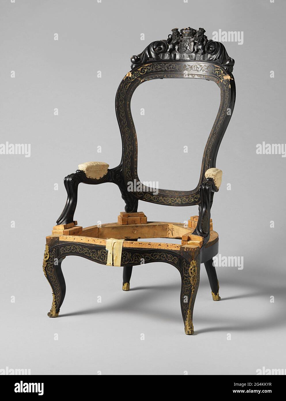 Voltaire sillón con boulle maquilera negro. Voltaire sillón con boulle  maquilera negro. Una marca en la silla: 1849 de mayo de 12, 1874. Falta la  tapicería de la silla Fotografía de stock - Alamy