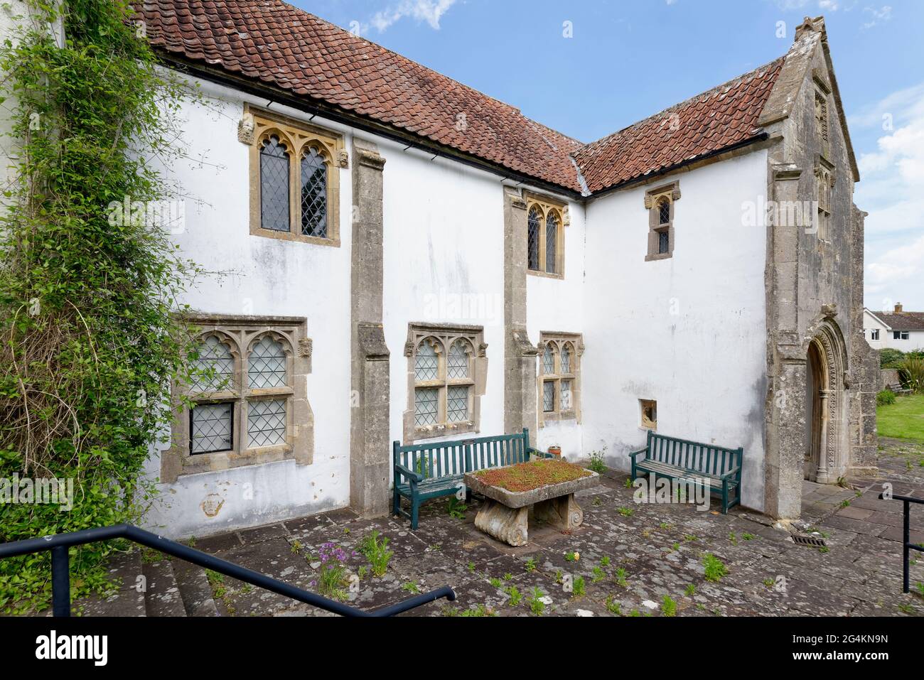 El grado I enumeró la antigua casa del sacerdote del siglo 15th, St Andrews Church, Congresbury, Somerset Foto de stock