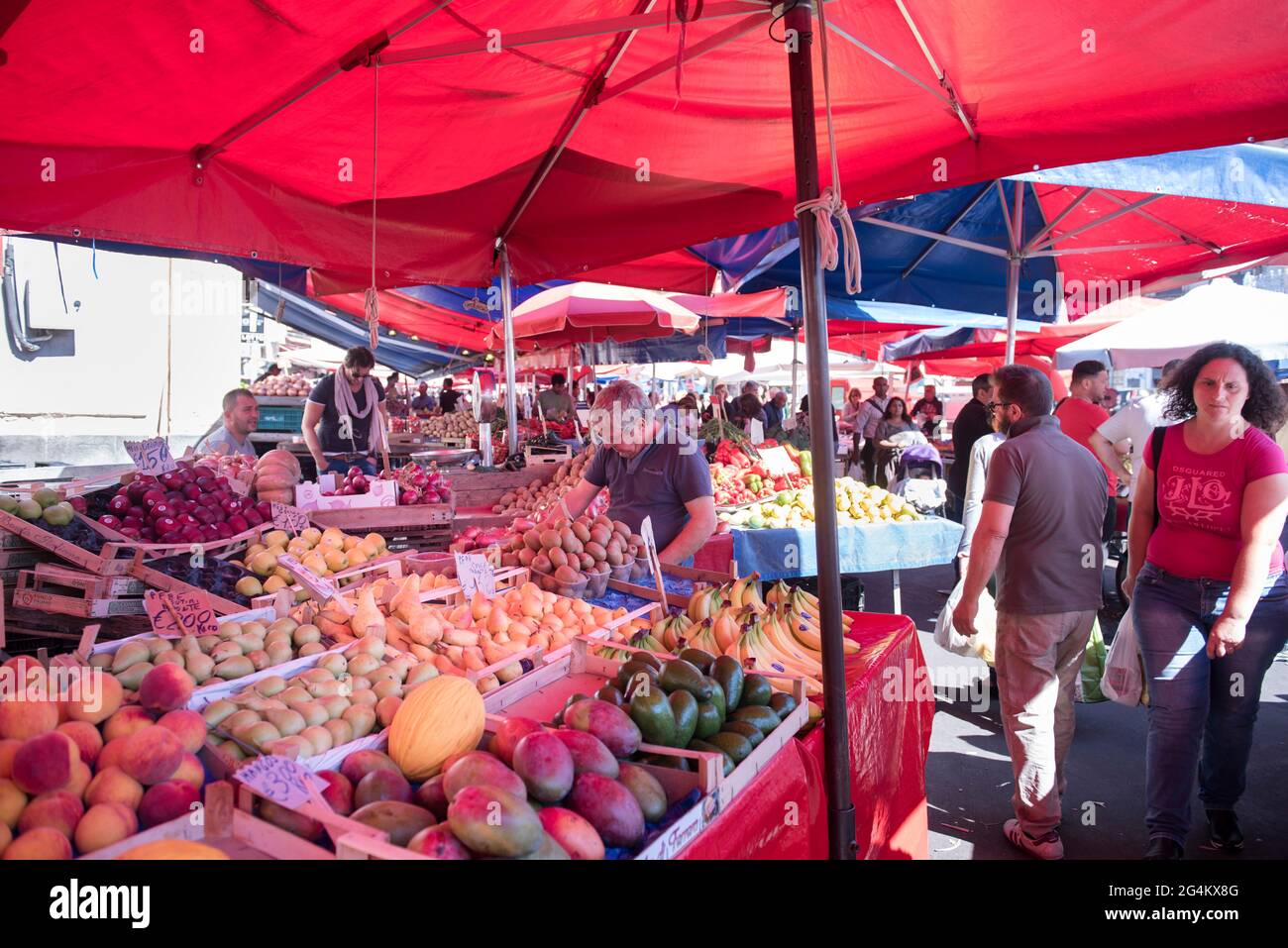 Mercado típico llamado Fera 'o Luni, Catania, Sicilia, Italia, Europa  Fotografía de stock - Alamy