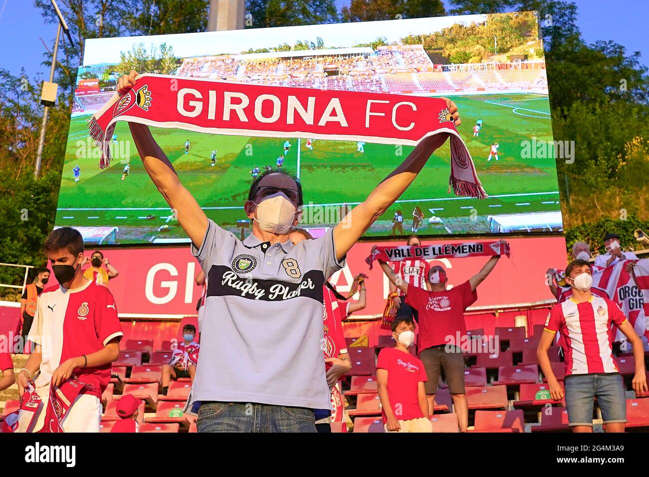 Girona FC fan con bufanda antes del despegue durante la Liga Smartbank jugar en el partido final Girona FC y Rayo Vallecano jugó en el Estadio Montivili el 20 de junio