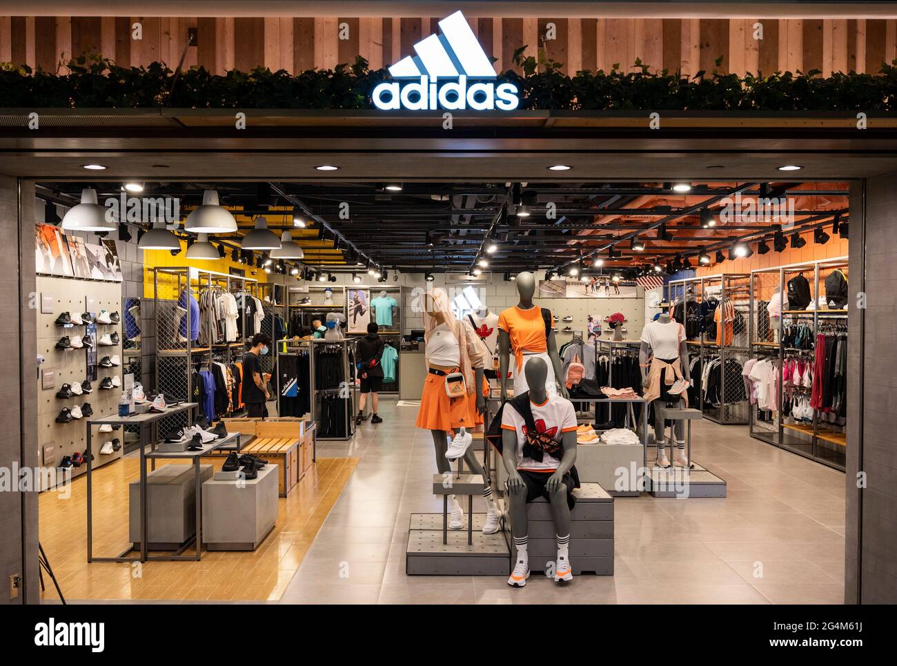 Marca alemana ropa deportiva Adidas tienda y logotipo en Hong Fotografía de - Alamy