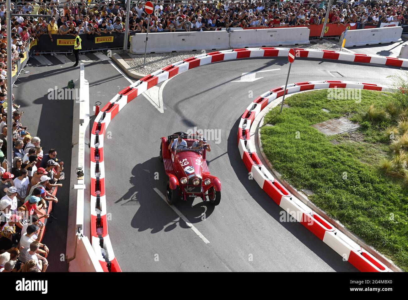 La vendimia Alfa Romeo coches en un circuito de la ciudad durante el Milan F1 Festival, en Milán. Foto de stock