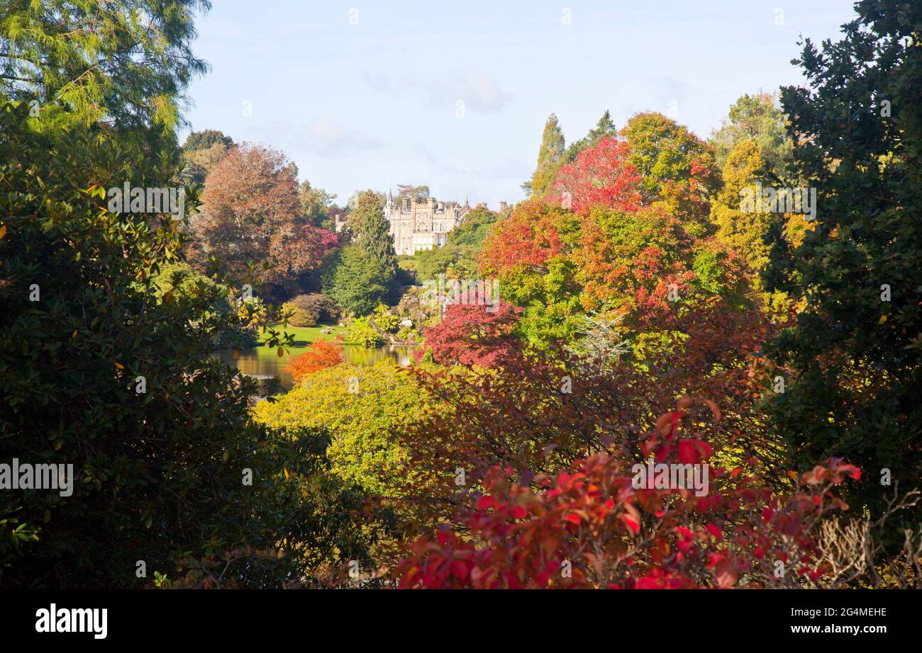 Mirando hacia Sheffield Park House (de propiedad privada) en Sheffield Park and Gardens en East Sussex, Inglaterra, octubre de 2020. Famoso por su otoño c Foto de stock