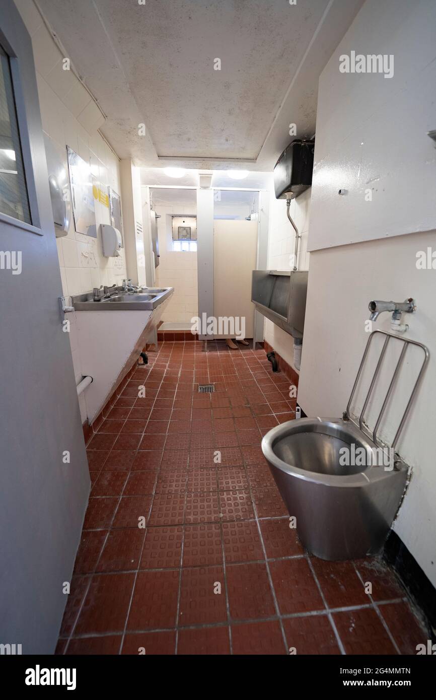 Vista del retrete de prisioneros donde se llevó a cabo la limpieza en el Peterhead Prison Museum en Peterhead, Aberdeenshire, Escocia, Reino Unido Foto de stock