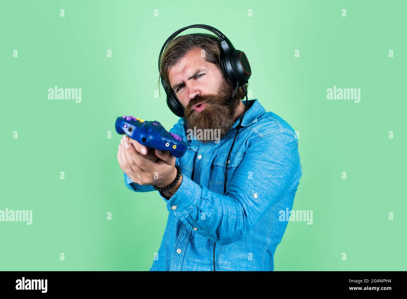 auriculares hipster brutales con consola. hobby. que se divierta. unshaven  juego de ordenador. nueva tecnología en la vida moderna. juego en línea.  concepto de Fotografía de stock - Alamy