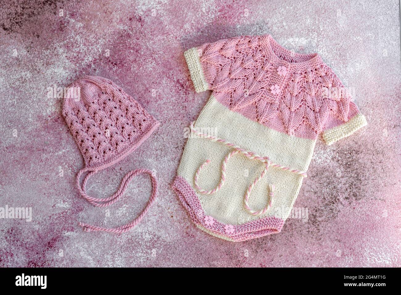 Ropa de punto hecha de de lana para un bebé recién nacido. Ropa exterior para los más pequeños Fotografía de stock - Alamy