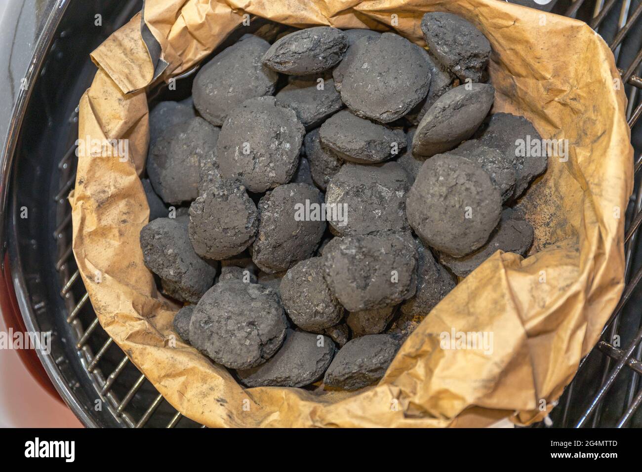 Bolsa de carbón sin humo premium para fuego de barbacoa Fotografía de stock  - Alamy