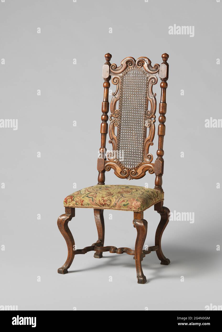 Muebles. Silla de nogal, primera mitad del siglo 18th, bordado sentado,  mimbre trenzado espalda. Patas conectadas por escamosas. Estilos traseros  girados desde arriba. Bastante mucho tallado Fotografía de stock - Alamy