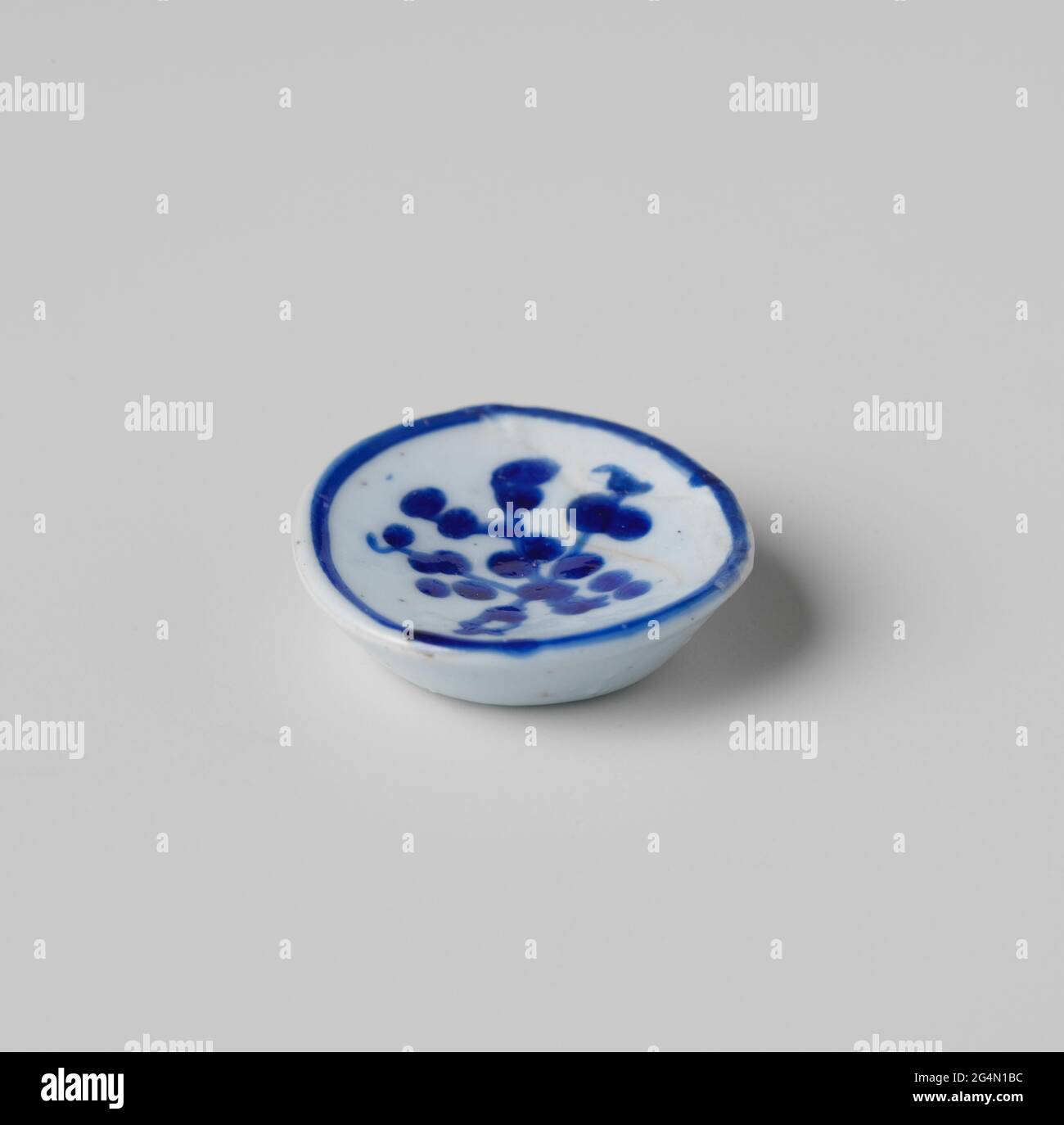 Placa, blanca, pintada en azul. Dos platos de cristal de leche con pintura  azul de correo electrónico; doble capa, cueva en el interior Fotografía de  stock - Alamy