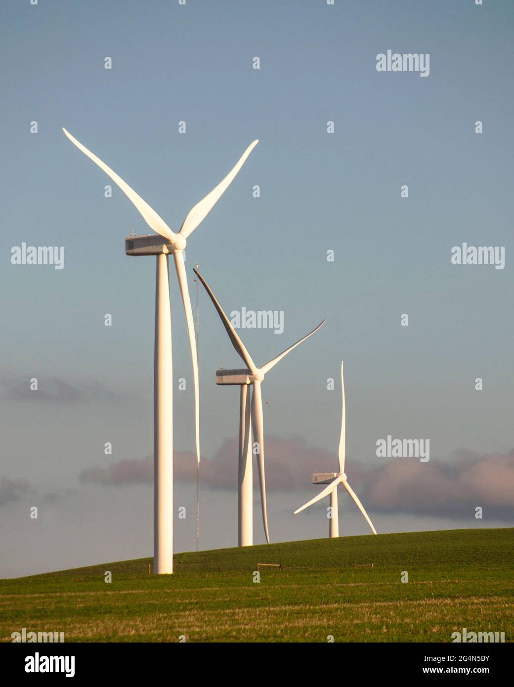 Energía renovable... Aerogeneradores en una colina al atardecer, cerca de Caledon, Cabo Occidental, Sudáfrica Foto de stock