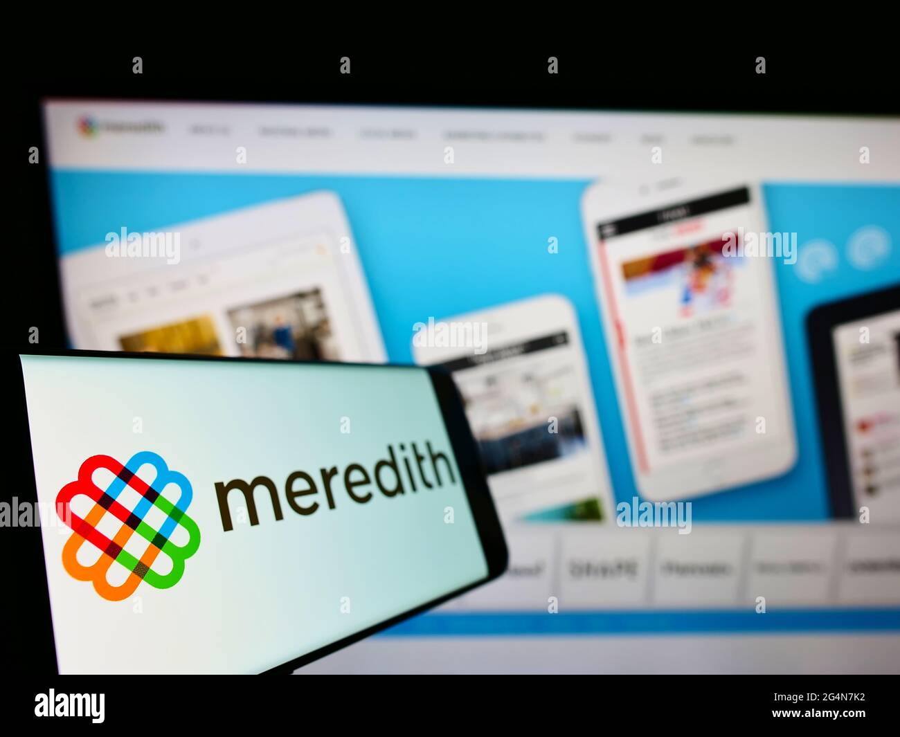 Smartphone con el logotipo de la empresa estadounidense de medios Meredith  Corporation en la pantalla frente al sitio web. Enfoque a la izquierda de  la pantalla del teléfono Fotografía de stock -