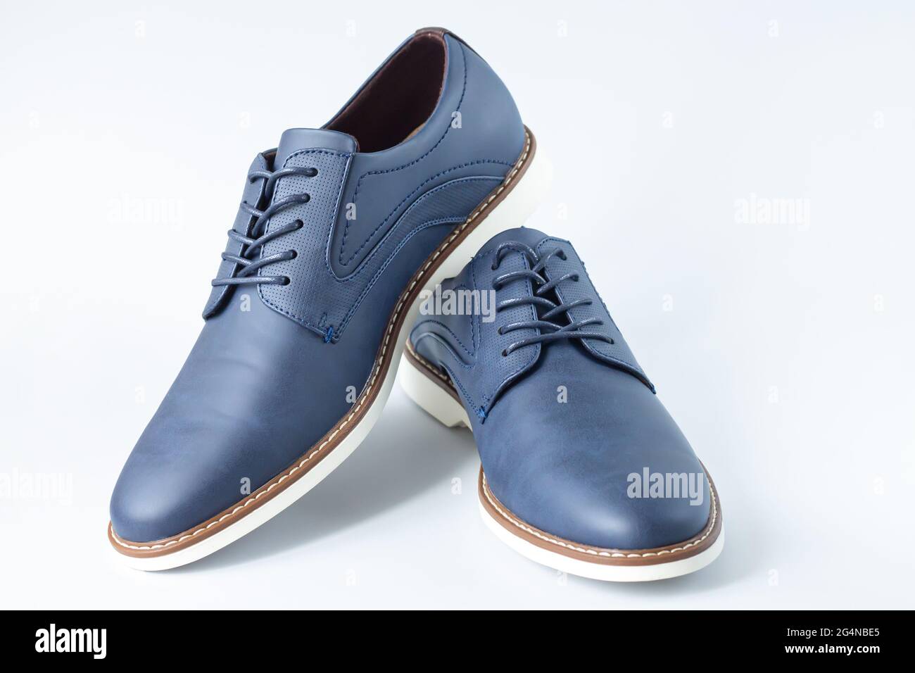 Classic para hombre piel sport zapatos azules sobre fondo gris primer plano  Fotografía de stock - Alamy
