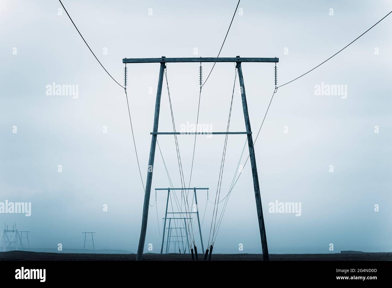 Polos eléctricos de alta tensión situados en el campo Fotografía de stock -  Alamy