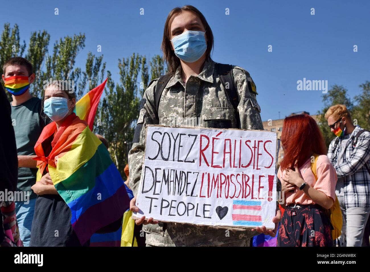 Zaporozhye, región de Zaporozhye, Ucrania. 20th de Sep de 2020. Un  manifestante lleva a cabo un cartel durante el desfile del Orgullo Gay en  Zaporozhye.Aproximadamente 500 manifestantes se unieron a la primera