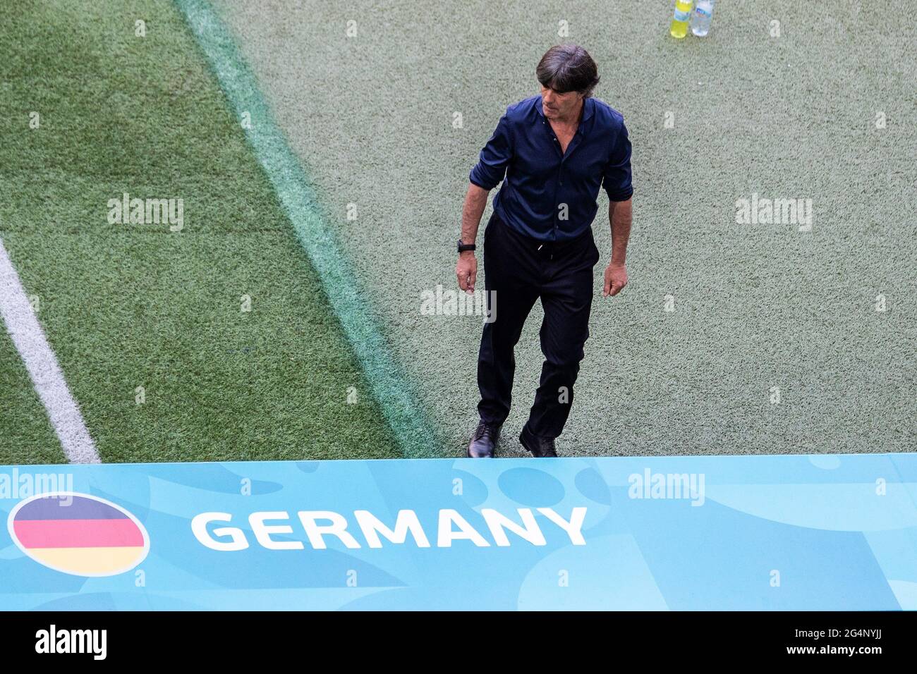 Munich, Alemania. 19th de junio de 2021. Joachim Low entrenador de Alemania visto durante el Campeonato de la UEFA EURO 2020 Grupo F partido entre Portugal y Alemania en el estadio de fútbol de Munich. (Puntuación final; Portugal 2:4 Alemania) Crédito: SOLA Images Limited/Alamy Live News Foto de stock