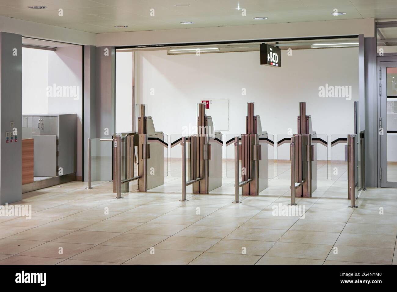 Puertas automáticas de seguridad en el vestíbulo del aeropuerto, no hay pasajeros cerca Foto de stock