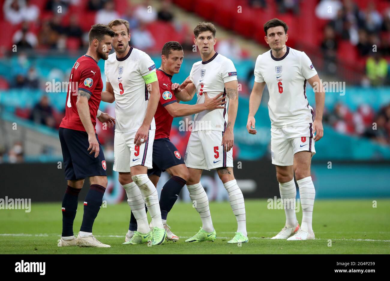 Harry Kane (9), John Stones (5) y Harry Maguire (6) se alinean para atacar una esquina durante el partido de la UEFA EURO 2020 Grupo D en el estadio de Wembley, Londres. Fecha de la foto: Martes 22 de junio de 2021. Foto de stock