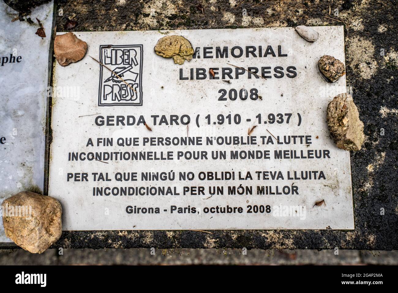 La tumba de Gerda Taro, esposa/novia fotógrafa de Robert Capa que fue  asesinada por ser superada por un tanque durante la Guerra Civil Española  Fotografía de stock - Alamy