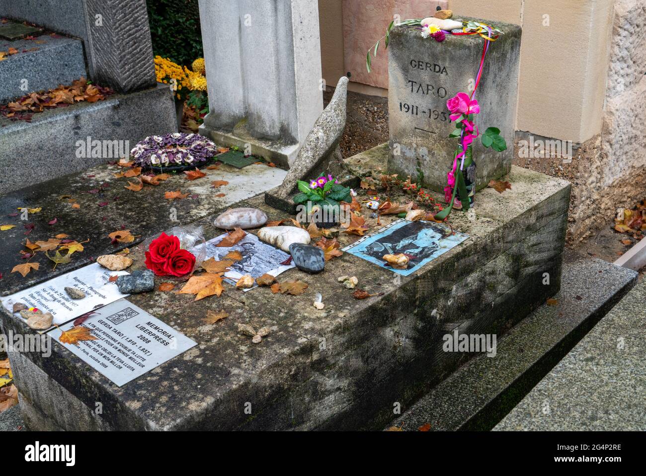 La tumba de Gerda Taro, esposa/novia fotógrafa de Robert Capa que fue  asesinada por ser superada por un tanque durante la Guerra Civil Española  Fotografía de stock - Alamy