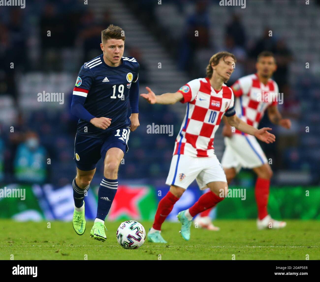 Hampden Park, Glasgow, Reino Unido. 22nd de junio de 2021. 2020 Campeonatos Europeos de Fútbol, Escocia versus Croacia; Kevin Nisbet de Escocia en el balón mientras vence a Modric Credit: Action Plus Sports/Alamy Live News Foto de stock