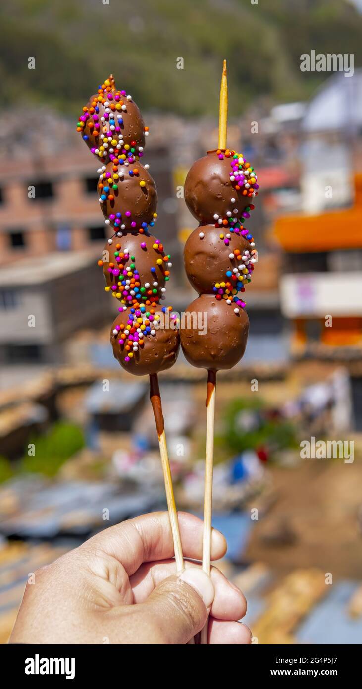 Uvas frescas cubiertas de chocolate y dulces Una delicia típica en Perú