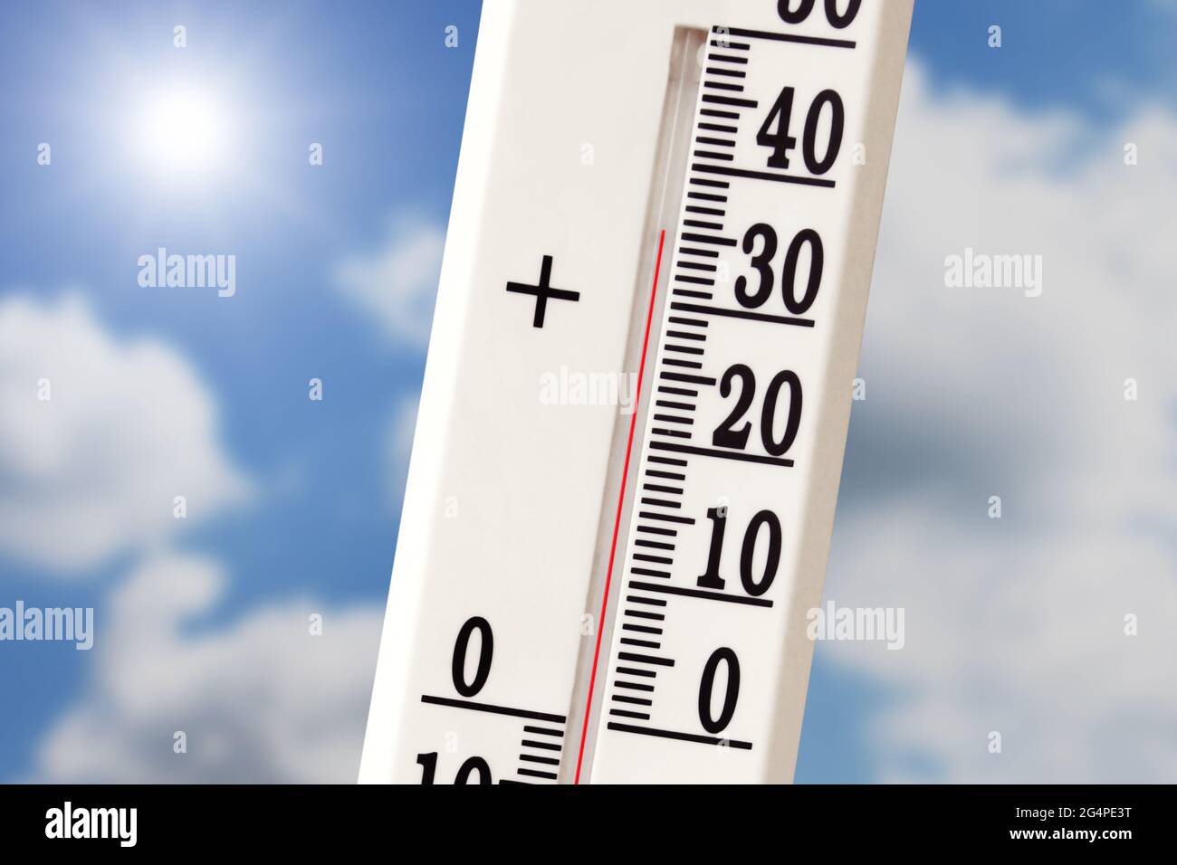 Termómetro de mercurio. El calor de verano o el calentamiento global  concepto de cambio climático Fotografía de stock - Alamy