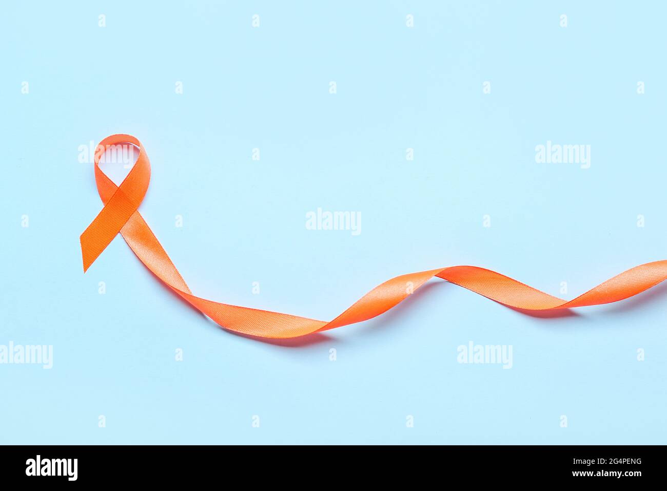 Cinta naranja sobre fondo de color. Concepto de concienciación sobre la  leucemia del cáncer Fotografía de stock - Alamy