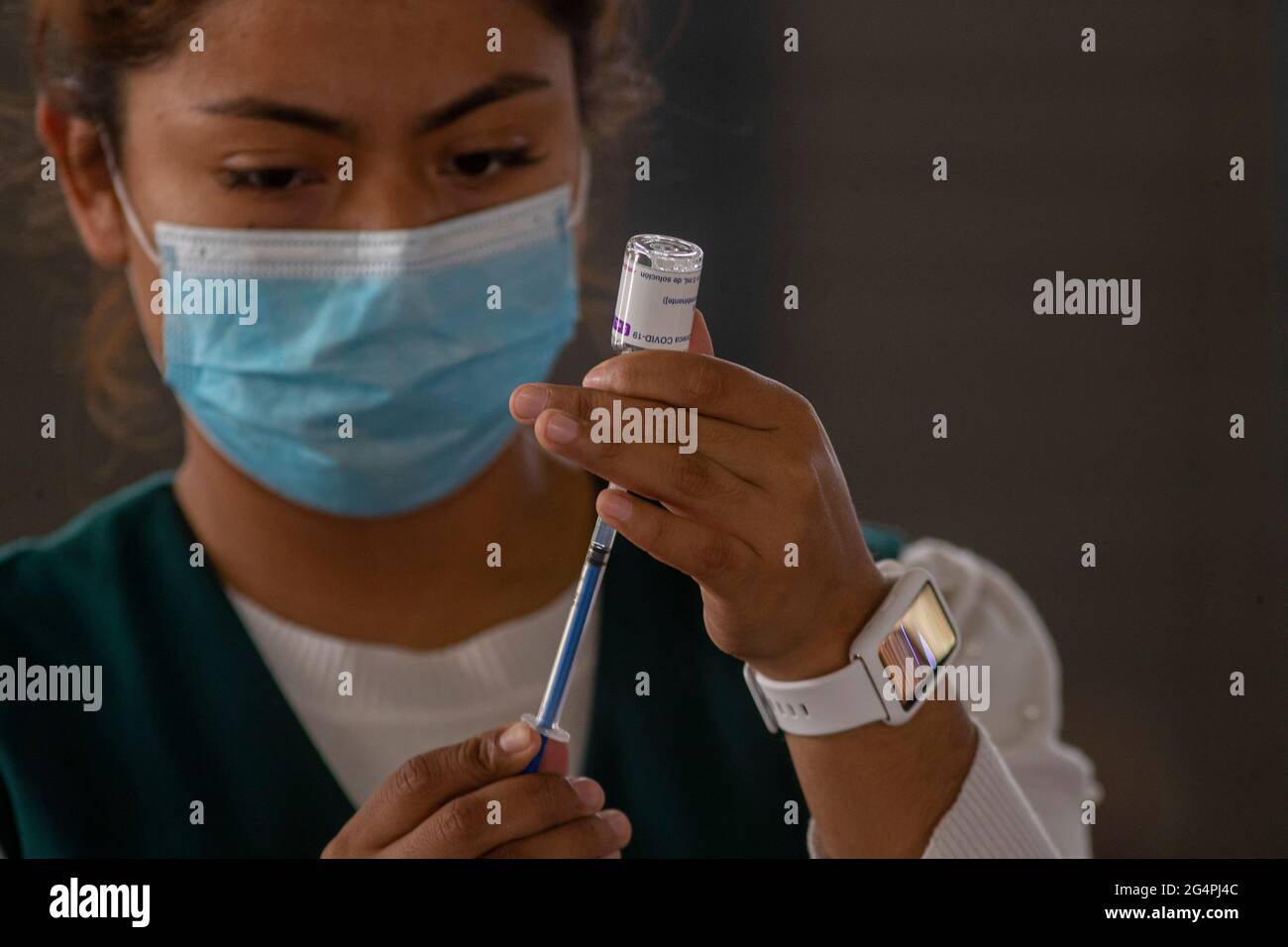 CIUDAD DE MÉXICO, MÉXICO - 22 DE JUNIO de 2021: Una enfermera prepara una dosis de AstraZeneca, durante la vacunación masiva a ciudadanos de 40 t0 49 años en el Palacio de los Deportes el 22 de junio de 2021 en Ciudad de México, México. Foto de stock