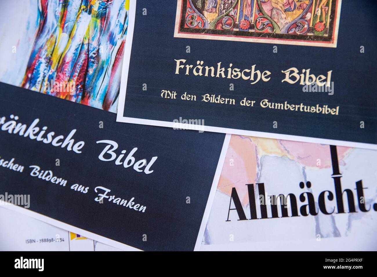 Lichtenau, Alemania. 21st de junio de 2021. Los borradores impresos para la  portada de un dialecto de la Biblia en Franconia están sobre una mesa.  Durante 25 años, Ebeling ha participado en