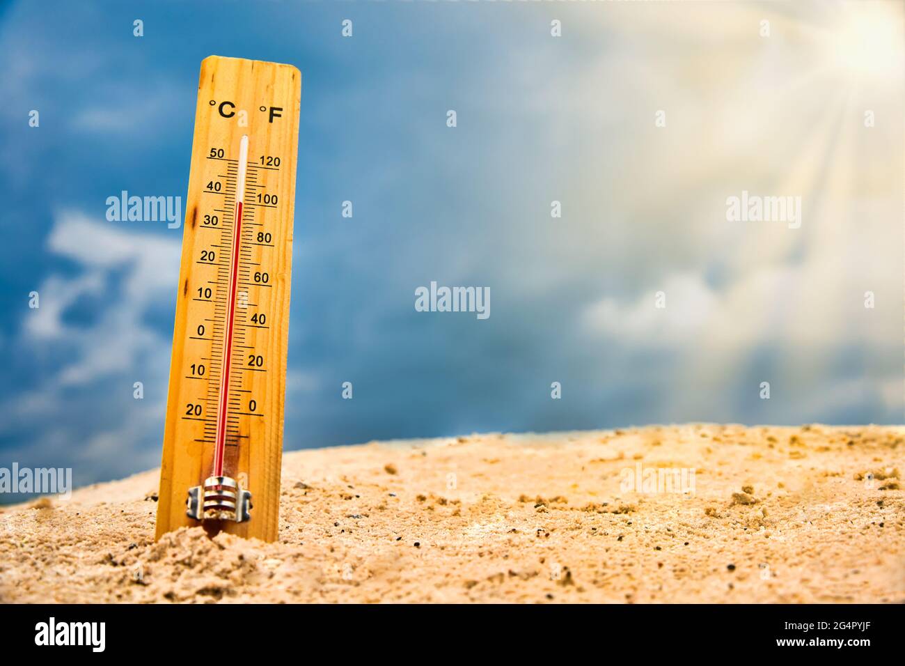 Termómetro meteorológico en la arena contra el cielo que muestra una  temperatura ambiente alta Fotografía de stock - Alamy
