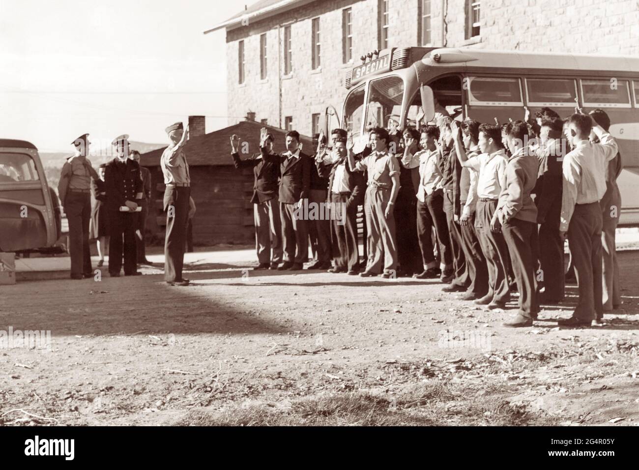 Los primeros 29 soldados navajos en servir como taladores de código durante la Segunda Guerra Mundial fueron jurados en el Cuerpo de Marines de EE.UU. En Fort Wingate, Nuevo México, el 4 de mayo de 1942. Foto de stock