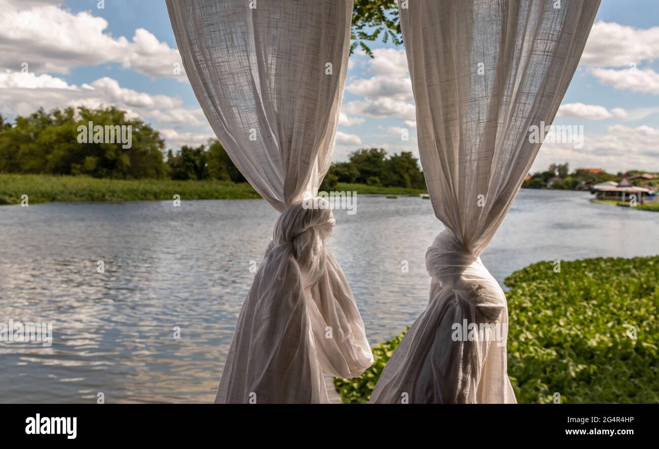 Cortinas de encaje blanco en la ventana con hermosas vistas al río. Espacio  de copia, enfoque selectivo Fotografía de stock - Alamy