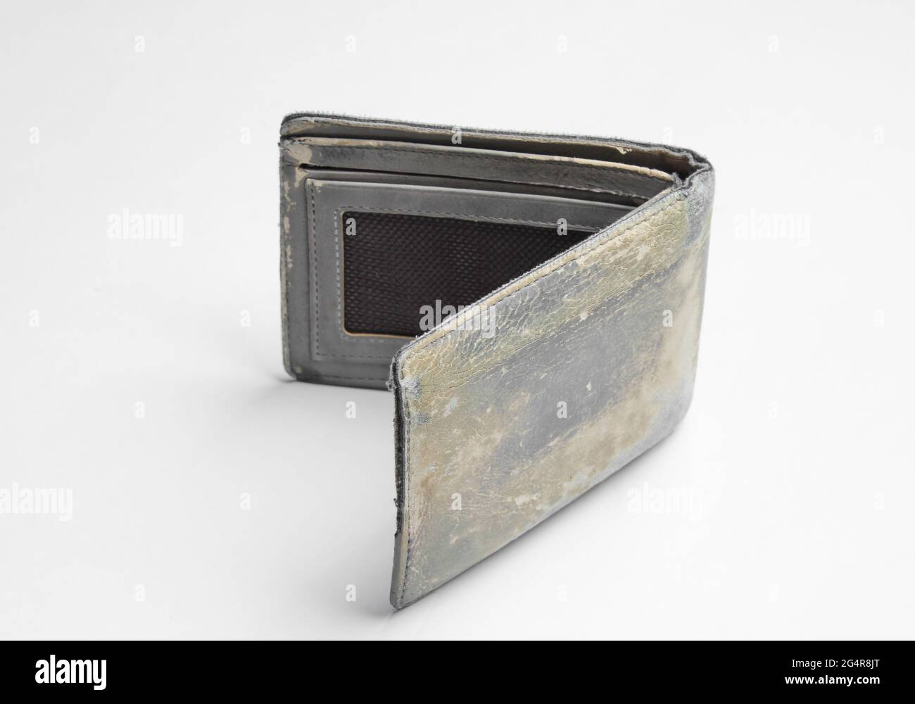 Vieja cartera de cuero en mal estado sobre fondo blanco Fotografía de stock  - Alamy