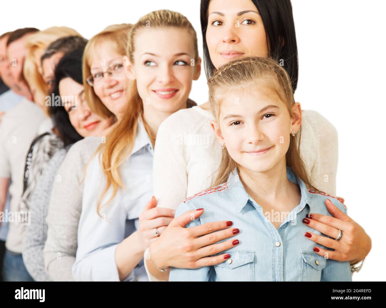 Personas. Profundidad de campo poco profunda con enfoque en la mujer en frente sólo, otros están fuera de foco. Foto de stock