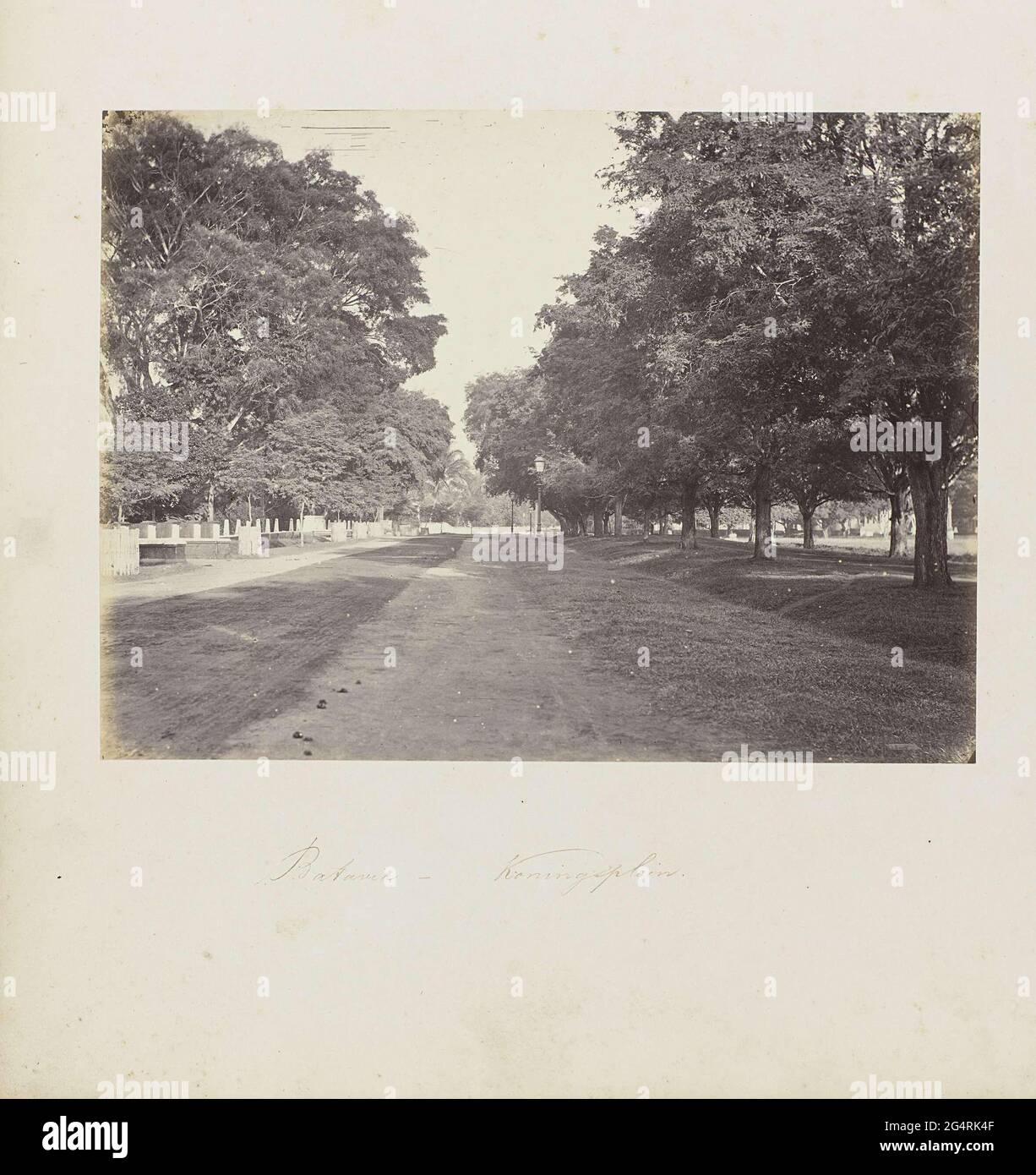 . Vista de la Koningsplein, esquina pasillo Scott, en Batavia. Parte del álbum de fotos rojo con fotos de Java, de la posesión del farmacéutico Woodpecker-grap, volviendo a los Países Bajos desde Batavia en 1865. Foto de stock