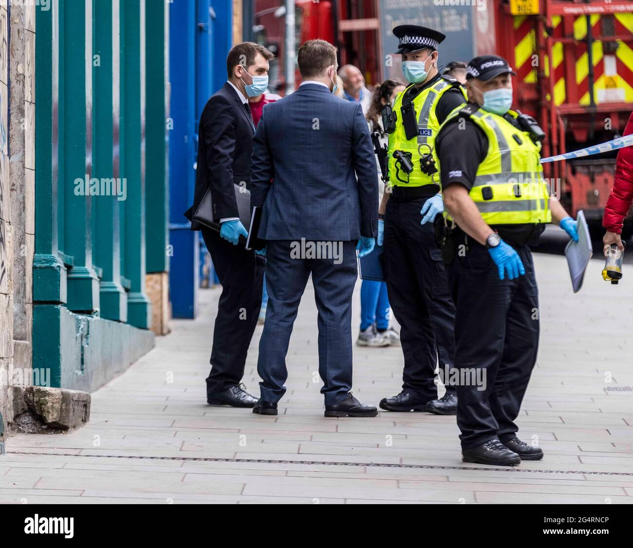 Edimburgo, Reino Unido. 23 de junio de 2021 Foto: La policía ha rodeado un piso en la calle Leith de Edimburgo. Crédito: Rico Dyson/Alamy Live News Foto de stock