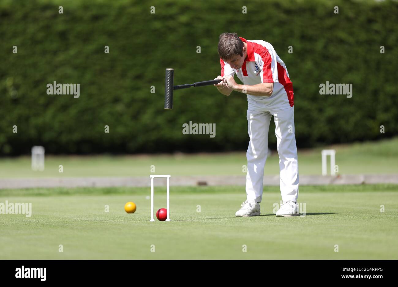 Brighton, Reino Unido. 23rd de junio de 2021. Los competidores participan en los Campeonatos abiertos de Croquet de Golf en el Club de Croquet del Condado de Sussex en Southwick, Sur de Inglaterra. Crédito: James Boardman/Alamy Live News Foto de stock