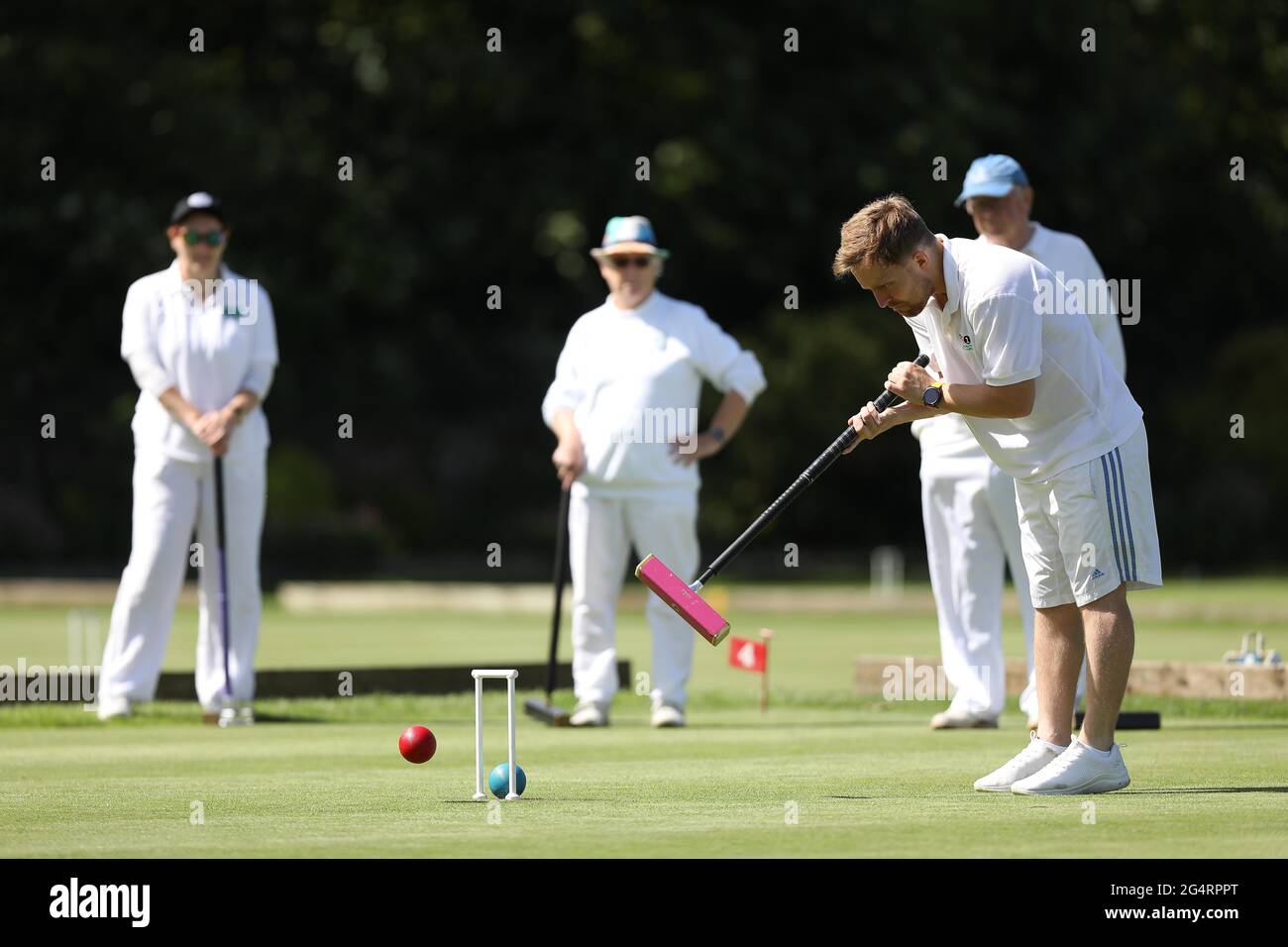 Brighton, Reino Unido. 23rd de junio de 2021. Los competidores participan en los Campeonatos abiertos de Croquet de Golf en el Club de Croquet del Condado de Sussex en Southwick, Sur de Inglaterra. Crédito: James Boardman/Alamy Live News Foto de stock