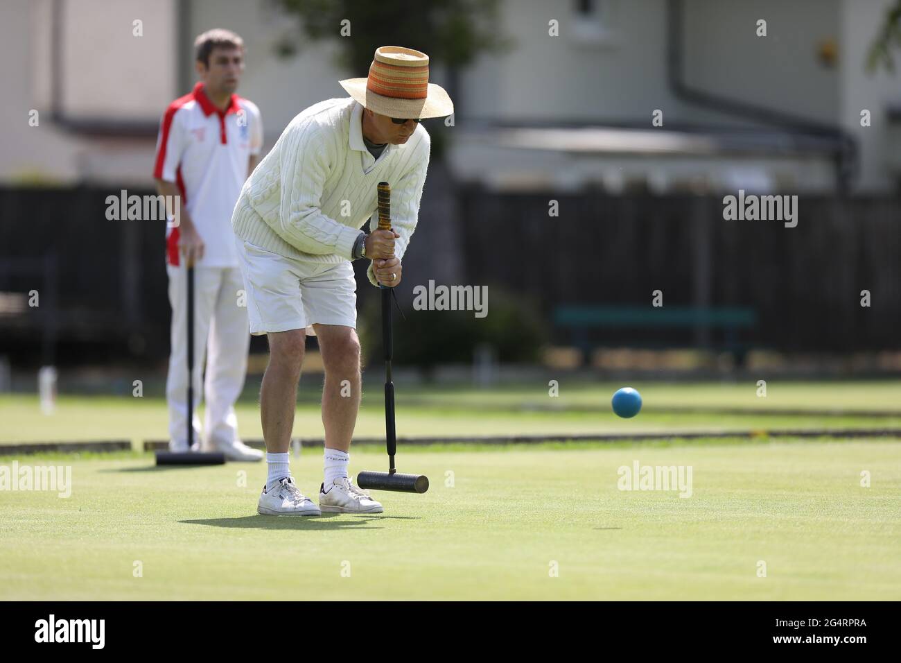 Brighton, Reino Unido. 23rd de junio de 2021. Los competidores participan en los Campeonatos abiertos de Croquet de Golf en el Club de Croquet del Condado de Sussex en Southwick, Sur de Inglaterra. Crédito: James Boardman/Alamy Live News Foto de stock