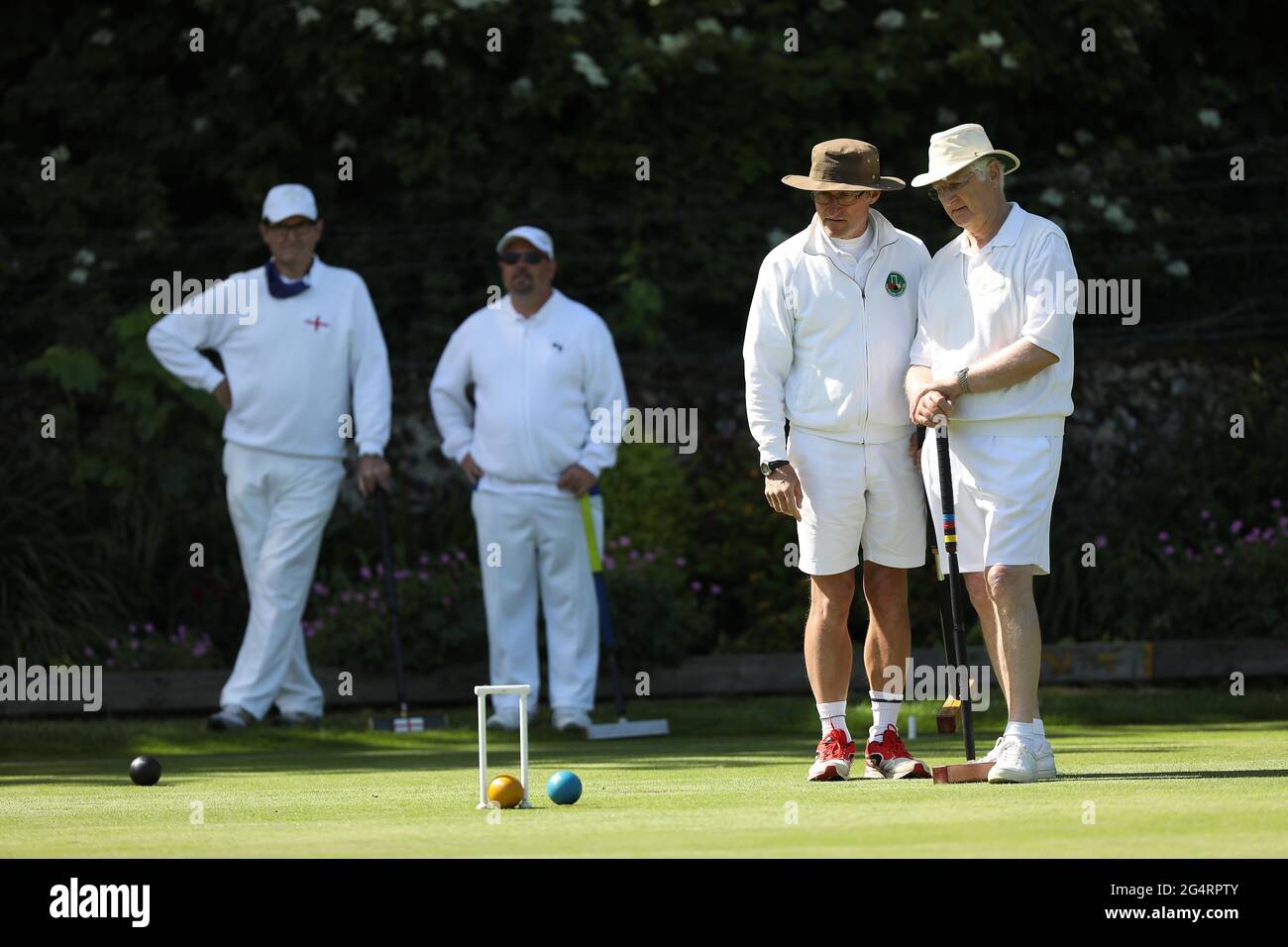 Brighton, Reino Unido. 23rd de junio de 2021. Los competidores participan en los Campeonatos abiertos de Croquet de Golf en el Club de Croquet del Condado de Sussex en Southwick, Sur de Inglaterra. Crédito: James Boardman/Alamy Live News Foto de stock