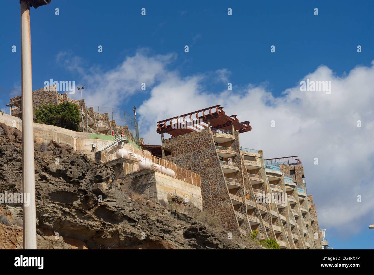 Apartamentos Cliff Side en Gran Canaria con tanques de gas líquido Foto de stock