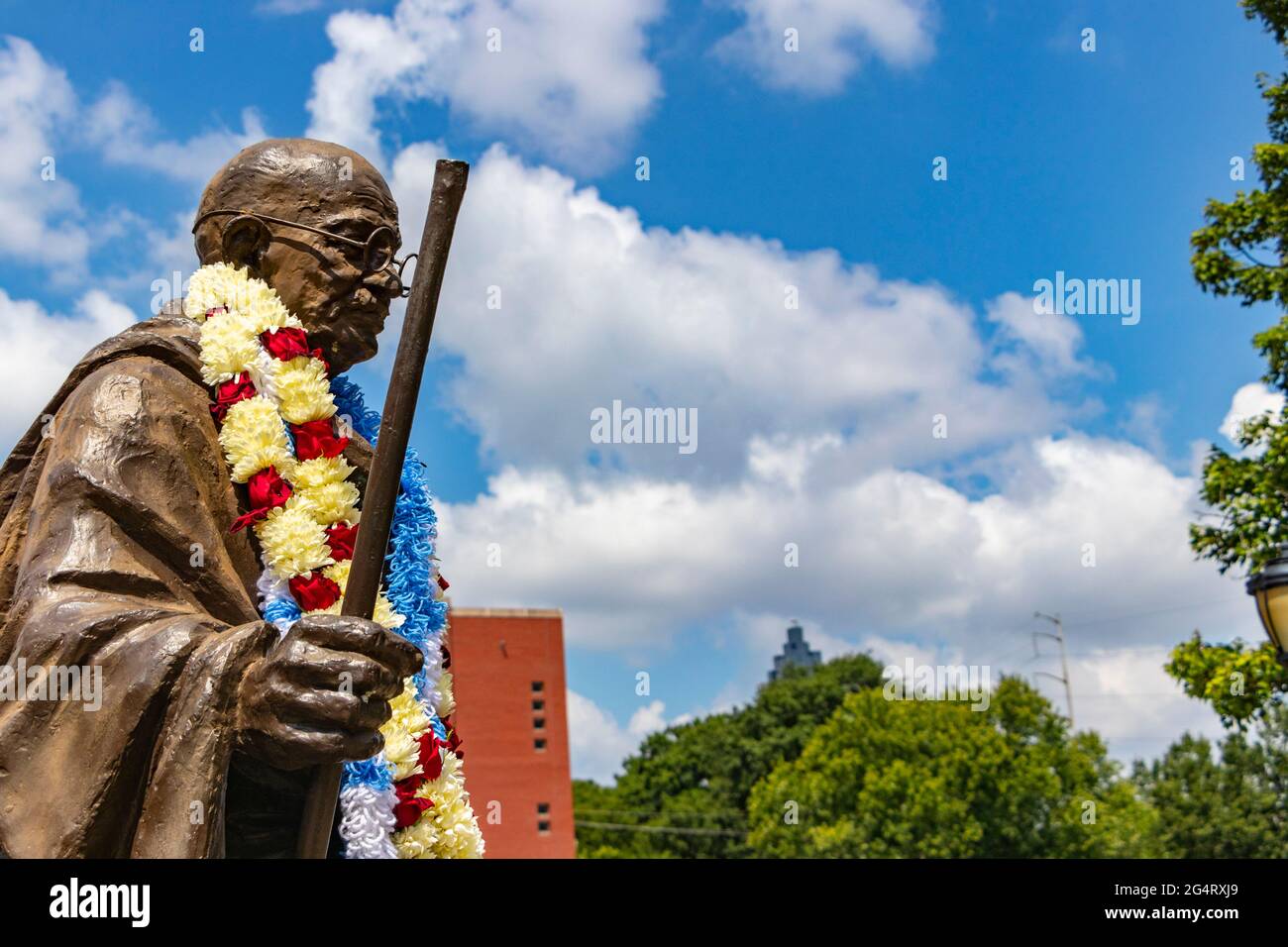 Estatua de Ghandi con guirnalda de flores en el centro conmemorativo Martin Luther King en Atlanta, Georgia Foto de stock