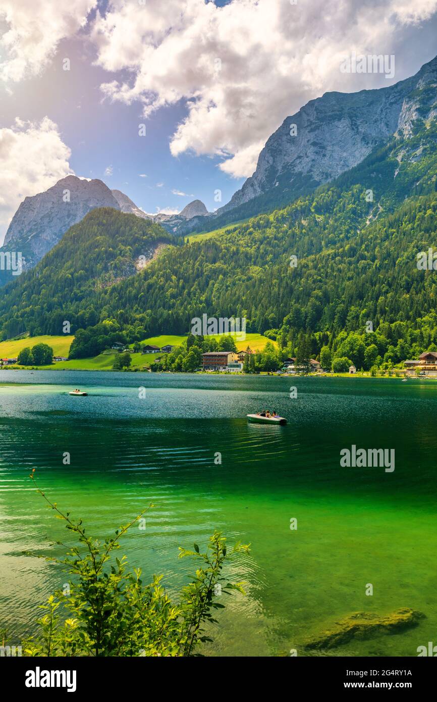 Lago Hintersee Hermosa escena de montañas y aguas turquesas del lago Hintersee. Ubicación: resort Ramsau, Parque Nacional Berchtesgadener Land, Alta Foto de stock