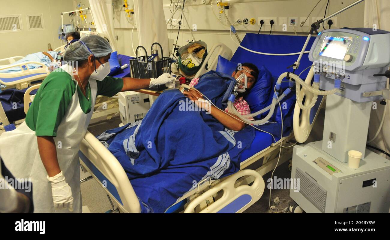 Pekín, India. 30th de Abr de 2021. Los pacientes reciben tratamiento en una sala COVID-19 de un hospital en Bangalore, India, el 30 de abril de 2021. Crédito: Str/Xinhua/Alamy Live News Foto de stock