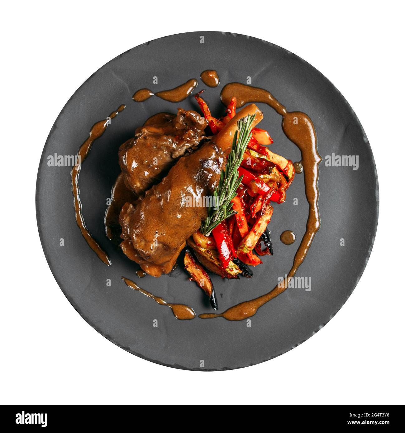 Plato aislado de carne de cordero estofada con verduras Foto de stock