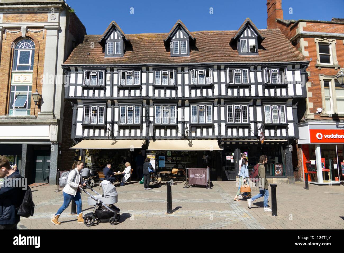 Stokes café salón de té y restaurante abierto para los negocios después de covid Lincoln High Bridge High Street 2021 Foto de stock