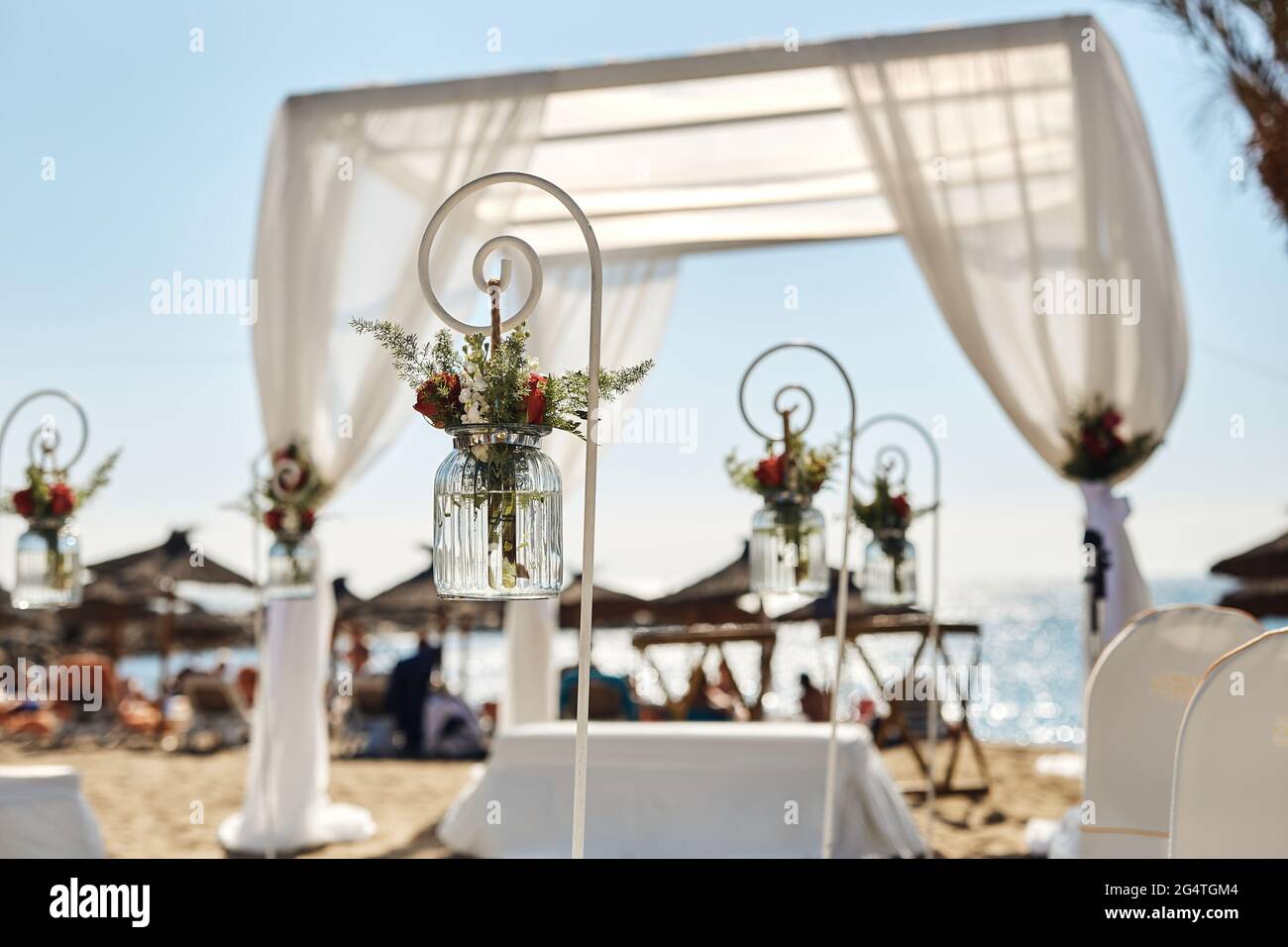 María diario Espere Decoración de boda; arreglo de matrimonio en la playa un día de verano  Fotografía de stock - Alamy