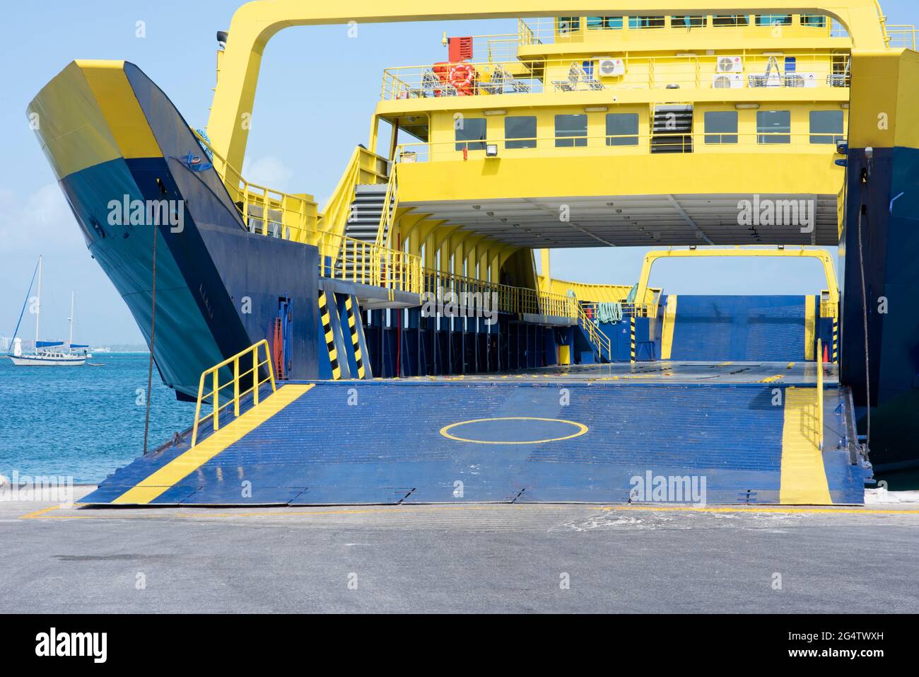 Ferry de coche y camión con rampa hacia abajo en la ruta del Caribe  Mexicano Fotografía de stock - Alamy