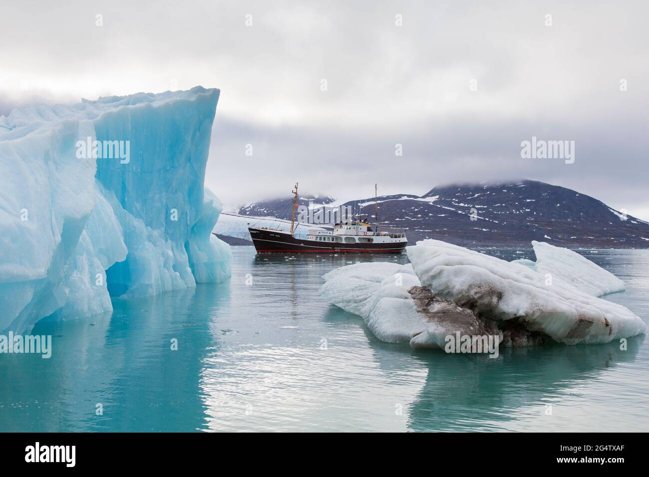 Buque expedición ártica MS Cape Race visitando Monacobaren, glaciar en Haakon VII Land, Liefdefjorden, Spitsbergen / Svalbard, Noruega Foto de stock